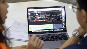 Chứng khoán giảm hơn 12 điểm, "cá mập" bán mạnh VHM