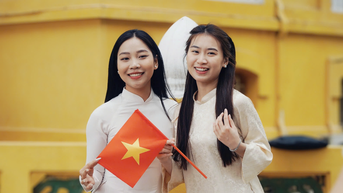 Chờ cả tiếng để check-in cùng biển tên đường Độc Lập
