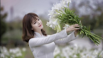Thiếu nữ e ấp check-in bên hoa loa kèn tháng tư