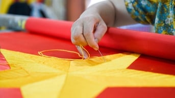 Làng nghề làm cờ Tổ quốc tất bật trước dịp kỉ niệm ngày giải phóng miền nam, thống nhất đất nước