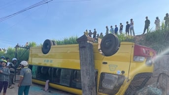 Lật xe ô tô đưa đón học sinh trên quốc lộ 19, nhiều người bị thương