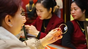 Giá vàng trong nước và giá vàng thế giới có...