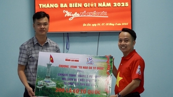 Báo Người Lao Động trao cờ Tổ quốc, học bổng đến Quận đoàn 12