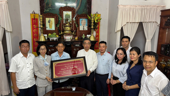 Lãnh đạo TP.HCM đi thăm các gia đình cá nhân tiêu biểu