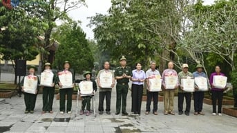Đảng ủy, Bộ Tư lệnh Bộ đội Biên phòng tặng quà các gia đình chính sách địa bàn biên giới tỉnh Quảng Ninh