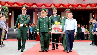 Bí thư Tỉnh ủy Hầu A Lềnh dự Lễ truy điệu và an táng các Anh hùng Liệt sỹ