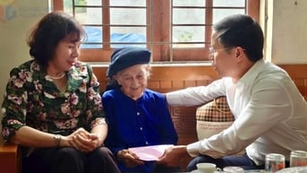 Chủ tịch UBND tỉnh Phạm Đức Ấn thăm, tặng quà Mẹ Việt Nam Anh hùng