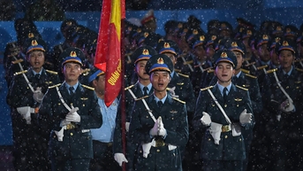 Hình ảnh hiên ngang của các khối diễu binh dưới mưa lớn ở TPHCM