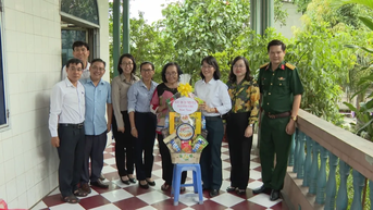 Phó Chủ tịch UBND TP.HCM Trần Thị Diệu Thúy thăm các nhân chứng lịch sử