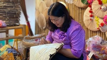 Nữ nghệ nhân đi từng nhà kể chuyện bằng lá cọ, tre nứa để giữ nghề truyền thống
