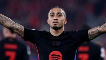 Barcelona thiếu người vẫn đánh bại Benfica, Liverpool làm PSG choáng váng