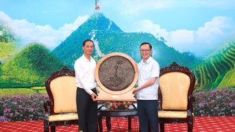 Đoàn công tác thành phố Hải Phòng viếng các Anh hùng liệt sỹ và tặng quà tại tỉnh ta
