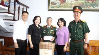 Đồng chí Phó Bí thư Thường trực Tỉnh ủy, Chủ tịch HĐND tỉnh thăm, tặng quà tại Cẩm Phả