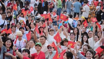 Cờ đỏ sao vàng phủ kín, người dân 'mở hội' trên đường phố TPHCM