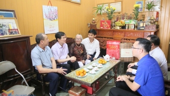 Phó Bí thư Tỉnh ủy Vũ Quyết Tiến thăm, tặng quà Mẹ Việt Nam Anh hùng