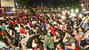 Người dân đổ về trung tâm TP Hồ Chí Minh từ nửa đêm chờ xem tổng duyệt diễu binh