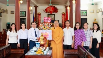 Lãnh đạo UBND tỉnh Hải Dương thăm, tặng quà chúc mừng Lễ Phật đản
