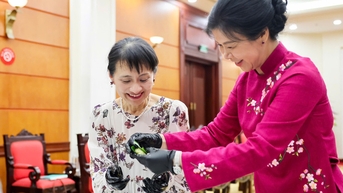 Phu nhân Tổng Bí thư và Phu nhân Thủ tướng Nhật Bản cùng làm bánh cốm