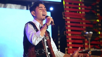 ក្មេងប្រុស Co Tu ចូលចិត្តច្រៀង