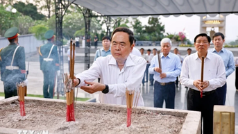 Chủ tịch Quốc hội Trần Thanh Mẫn dâng hương tưởng niệm các Anh hùng liệt sỹ