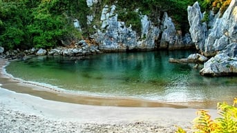 Khung cảnh ấn tượng của bãi biển nhỏ và ngắn nhất thế giới