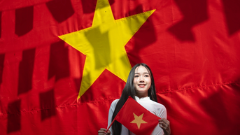 Tự hào trào lưu “tình yêu nhuộm màu cờ đỏ” của giới trẻ Việt nhân dịp Đại lễ