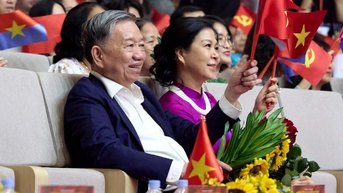Tổng Bí thư và phu nhân dự chương trình nghệ thuật 'Đảng trong mùa xuân đại thắng'