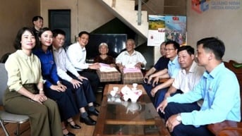 Chủ tịch Ủy ban MTTQ tỉnh Nguyễn Văn Hồi thăm, tặng quà Mẹ Việt Nam anh hùng
