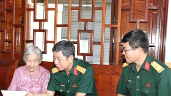 Đắk Nông tặng quà gia đình chính sách nhân kỷ niệm 50 năm Ngày thống nhất...