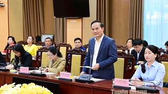 Phó Chủ tịch UBND tỉnh Hoàng Việt Phương làm việc với Đoàn kiều bào về nguồn tại Tuyên Quang