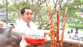 Các đồng chí lãnh đạo tỉnh Hải Dương dâng hương, dâng hoa kỷ niệm 50 năm ngày thống nhất đất nước