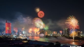 Pháo hoa rợp trời chào mừng 50 năm thống nhất đất nước