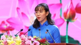 Cô giáo 9X tài năng phát biểu tại Lễ kỷ niệm 50 năm thống nhất đất nước