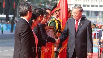 Trao tặng danh hiệu 'Anh hùng Lao động' cho Đảng bộ, Chính quyền và Nhân dân Thành phố Hồ Chí Minh