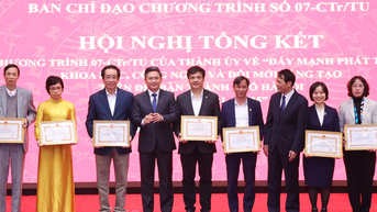 FPT nhận bằng khen từ Thành ủy Hà Nội về phát triển khoa học công nghệ và đổi mới sáng tạo