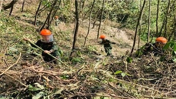 Những người lính với hành trình làm sạch đất