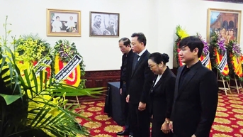 Đoàn đại biểu tỉnh Hưng Yên viếng đồng chí Khamtay Siphandone