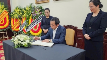 Bí thư Tỉnh ủy Trần Đức Thắng viếng đồng chí Khamtay Siphandone tại Đại sứ quán Lào