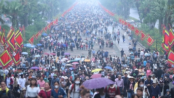 Biển người đổ về Đền Hùng trước ngày chính lễ
