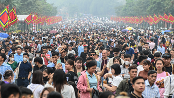 "Biển người" đổ về Đền Hùng, chen chân lên núi Nghĩa Lĩnh dâng hương