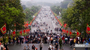 Người dân đổ về Đền Hùng trước ngày Giỗ Tổ Hùng Vương