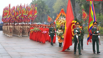 Dòng người đội mưa, tấp nập hành hương về Đền Hùng tri ân Quốc Tổ
