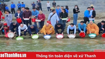 Thả cá giống tái tạo và phát triển nguồn lợi thủy sản lưu vực sông Mã