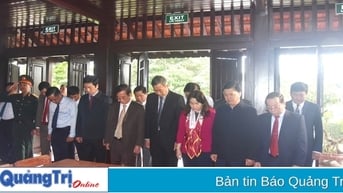 Lãnh đạo tỉnh dâng hoa, dâng hương tưởng niệm Tổng Bí thư Lê Duẩn