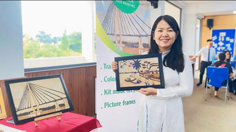 Cô giáo vẽ tranh từ hạt gạo
