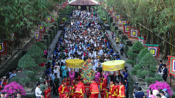 Hàng nghìn người chen chân dâng hương Vua Hùng trong ngày giỗ Tổ ở TPHCM