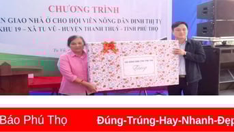 Bàn giao nhà cho hội viên nông dân