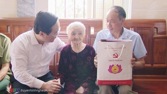 Bí thư Tỉnh uỷ Nguyễn Đức Trung thăm, tặng quà người có công với cách mạng