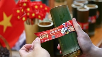 Giới trẻ nô nức check-in các địa điểm rực rỡ cờ hoa dịp 30/4