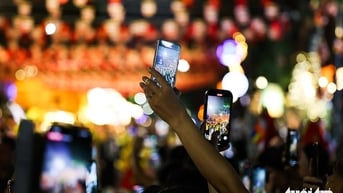 Cung rước xá lợi Đức Phật quanh hồ Hoàn Kiếm cầu chúc thiên hạ thái bình